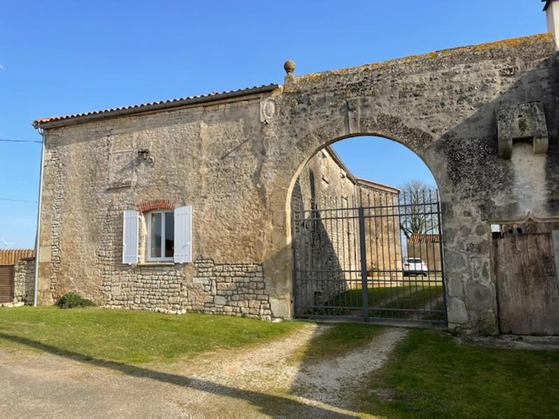La Commanderie Des Templiers Gite 4 Etoiles Saint-Etienne-de-Brillouet Exterior foto